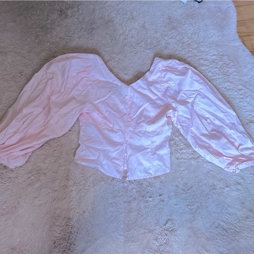 Cotton, pink, puffy sleeved cropped house. Adorable.